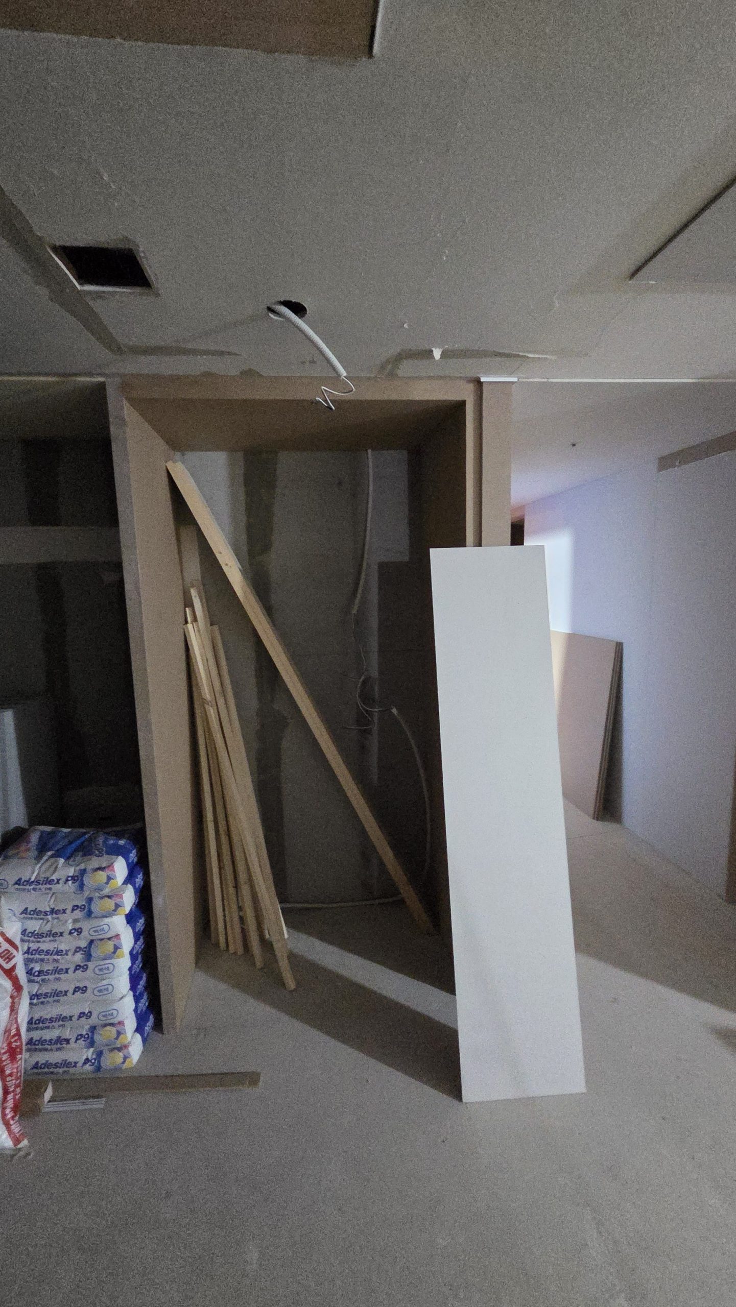 인테리어 목수 아치 게이트 시공, 매립 포켓 도어 목공 작업, 카프우드