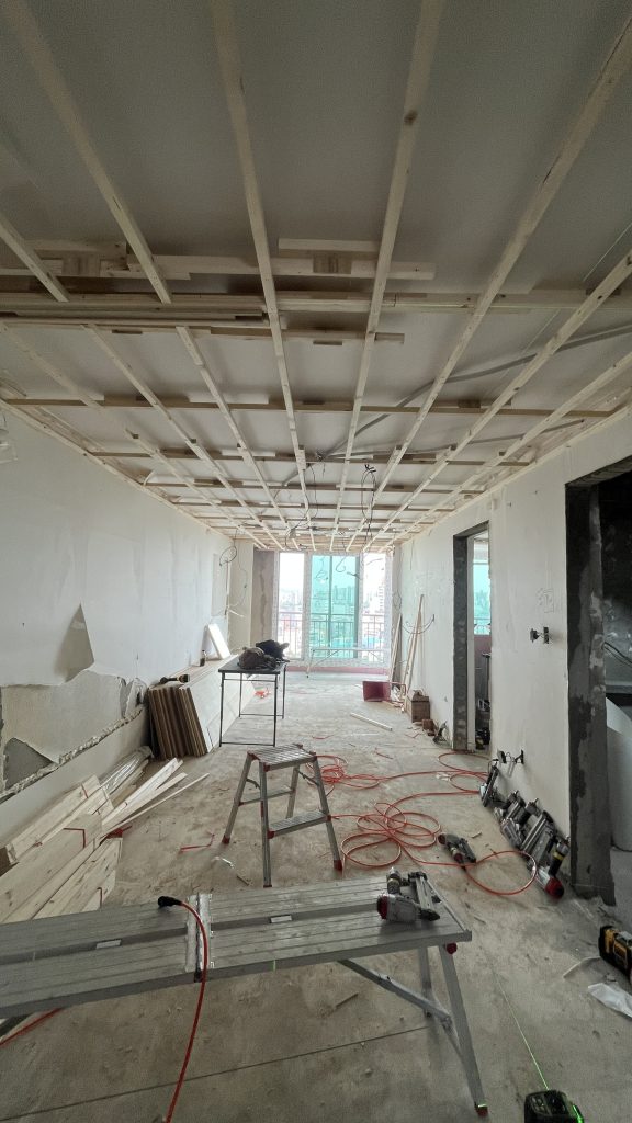 선과 면의 미학, 목공으로 완성한 미니멀 인테리어 (9mm 문선/TV반매립) 2 9mm 문선 시공 모습, TV 반매립 상세샷