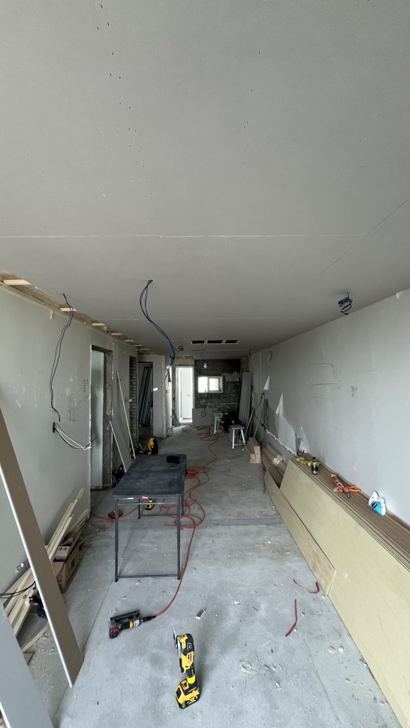 선과 면의 미학, 목공으로 완성한 미니멀 인테리어 (9mm 문선/TV반매립) 3 9mm 문선 시공 모습, TV 반매립 상세샷