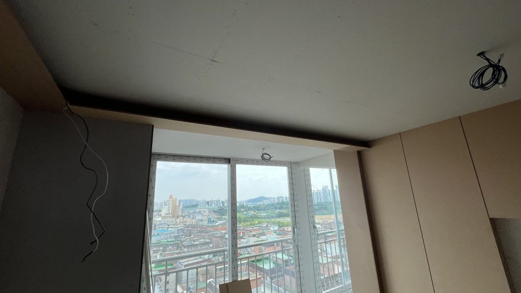 선과 면의 미학, 목공으로 완성한 미니멀 인테리어 (9mm 문선/TV반매립) 5 천장 간접등 라인