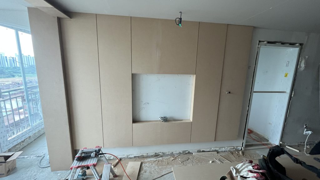 선과 면의 미학, 목공으로 완성한 미니멀 인테리어 (9mm 문선/TV반매립) 7 9mm 문선 시공 모습, TV 반매립 상세샷