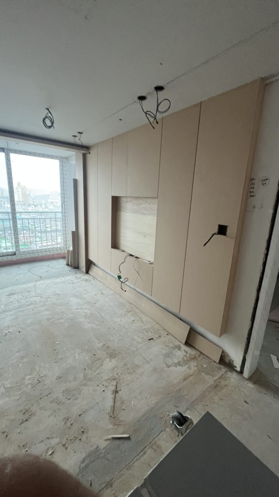 선과 면의 미학, 목공으로 완성한 미니멀 인테리어 (9mm 문선/TV반매립) 8 9mm 문선 시공 모습, TV 반매립 상세샷