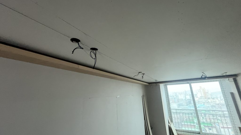 선과 면의 미학, 목공으로 완성한 미니멀 인테리어 (9mm 문선/TV반매립) 6 천장 간접등 라인