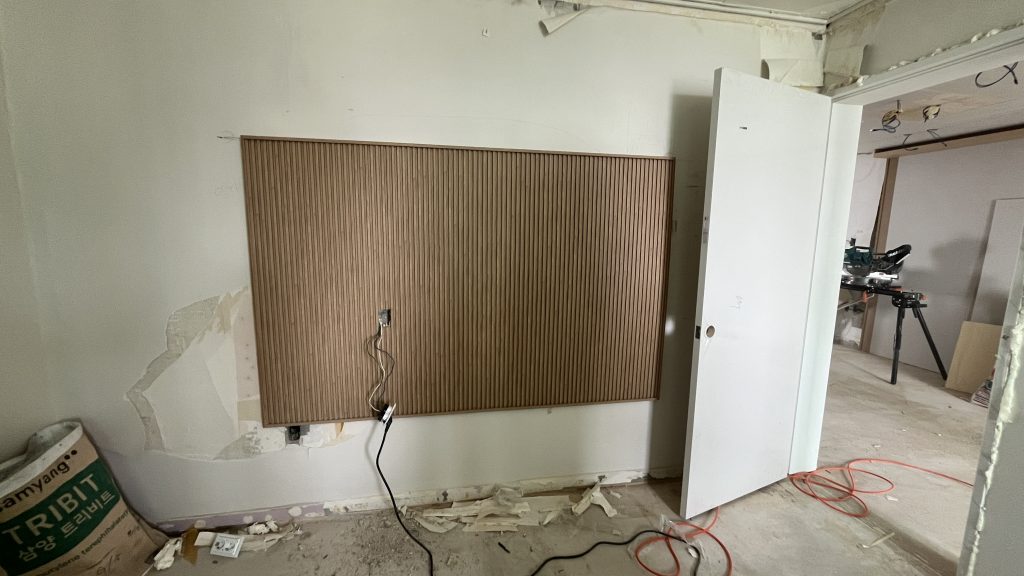 선과 면의 미학, 목공으로 완성한 미니멀 인테리어 (9mm 문선/TV반매립) 15 TV 매립과 우드 템바보드