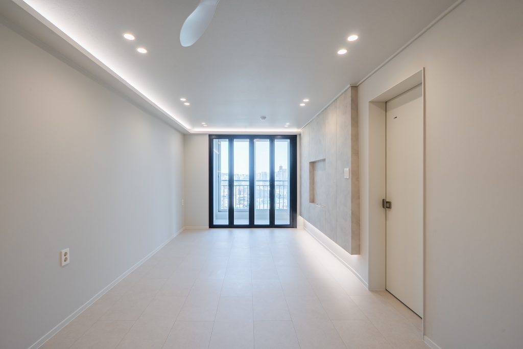 선과 면의 미학, 목공으로 완성한 미니멀 인테리어 (9mm 문선/TV반매립) 4 9mm 문선 시공 모습, TV 반매립 상세샷