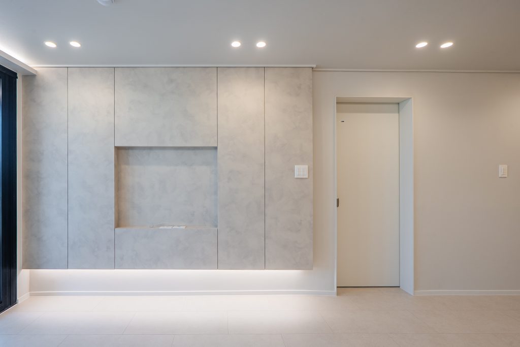 선과 면의 미학, 목공으로 완성한 미니멀 인테리어 (9mm 문선/TV반매립) 10 9mm 문선 시공 모습, TV 반매립 상세샷