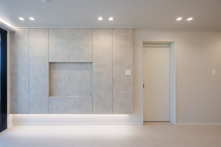 선과 면의 미학, 목공으로 완성한 미니멀 인테리어 (9mm 문선/TV반매립)