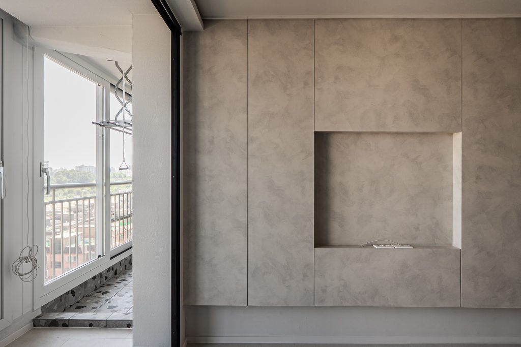 선과 면의 미학, 목공으로 완성한 미니멀 인테리어 (9mm 문선/TV반매립) 9 9mm 문선 시공 모습, TV 반매립 상세샷