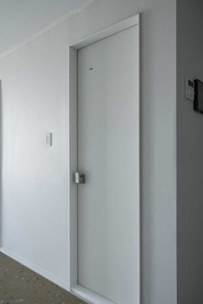 선과 면의 미학, 목공으로 완성한 미니멀 인테리어 (9mm 문선/TV반매립) 14 9mm 문선 시공 모습, TV 반매립 상세샷