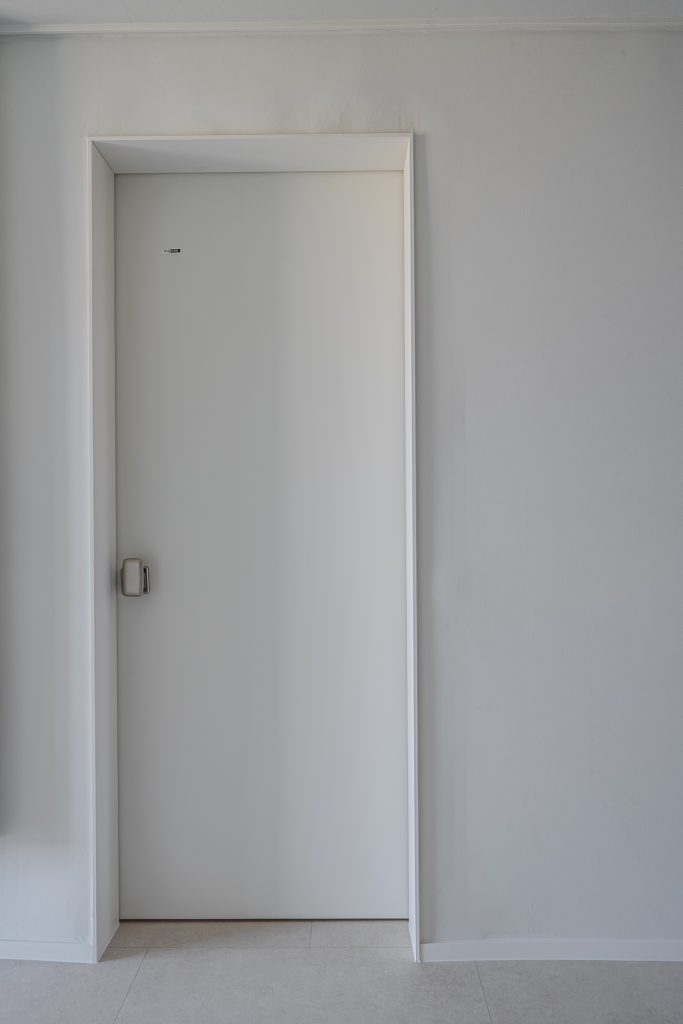 선과 면의 미학, 목공으로 완성한 미니멀 인테리어 (9mm 문선/TV반매립) 13 9mm 문선 시공 모습, TV 반매립 상세샷