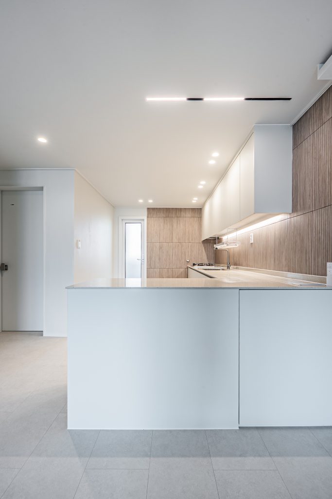 선과 면의 미학, 목공으로 완성한 미니멀 인테리어 (9mm 문선/TV반매립) 12 마그네틱 조명