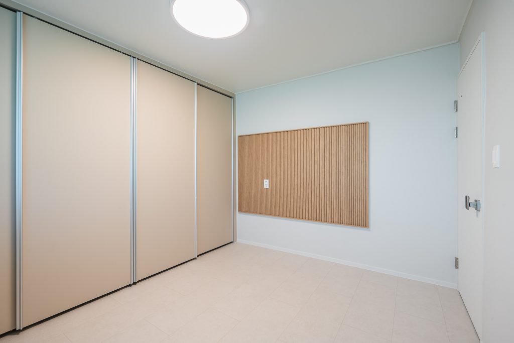 선과 면의 미학, 목공으로 완성한 미니멀 인테리어 (9mm 문선/TV반매립) 16 TV 매립과 우드 템바보드