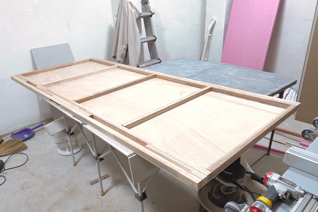 인테리어 목공사의 정수: 합판 마감과 오일스테인으로 완성한 카프우드의 감성 공간 6