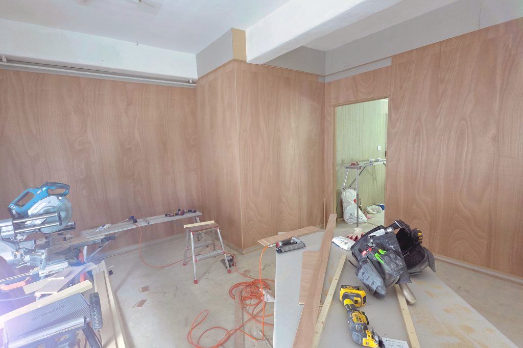 인테리어 목공사의 정수: 합판 마감과 오일스테인으로 완성한 카프우드의 감성 공간 3