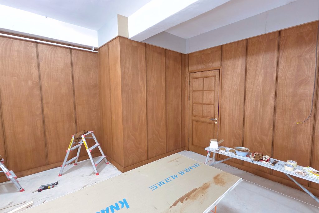 인테리어 목공사의 정수: 합판 마감과 오일스테인으로 완성한 카프우드의 감성 공간 4