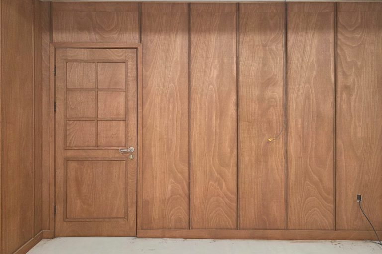 인테리어 목공사의 정수: 합판 마감과 오일스테인으로 완성한 카프우드의 감성 공간